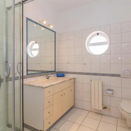 Villa Sleeps 14 With Pool And Wifi *