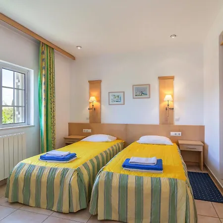 Sleeps 14 With Pool And Wifi